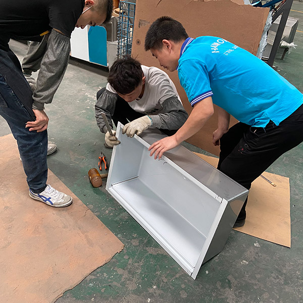 生產不鏽鋼洗菜盆廠家在進（jìn）行細節維修